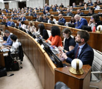 Посланці занимають ся консолідачным пакликом в другім чітаню